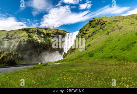 Spektakulärer Skogafoss Wasserfall im Süden Islands an einem Sommertag Stockfoto