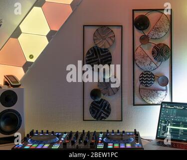 DJ-Mixer mit Metall Ornament Wanddekoration und moderne Oberflächen LED-Beleuchtung Stockfoto