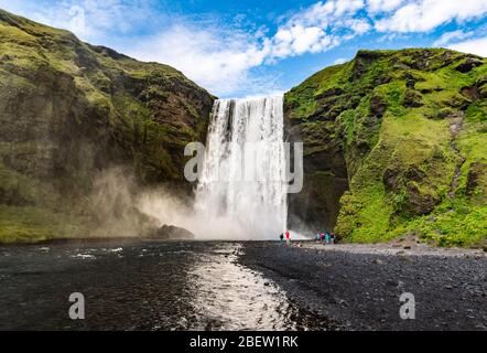 Skogafoss Wasserfall im Süden Islands während eines Sommertages Stockfoto