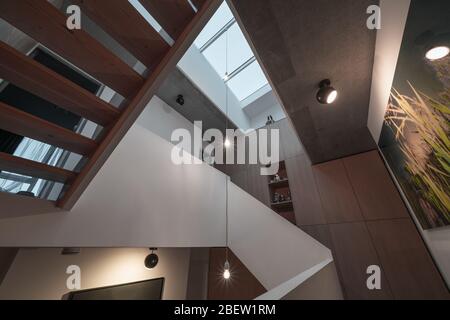 Moderne Etage Stairway Halle mit Betonwänden Stockfoto