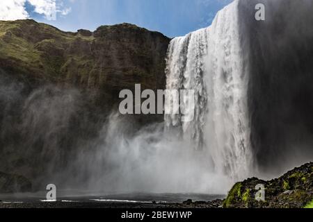 Skogafoss Wasserfall im südlichen Teil Islands an einem Sommertag Stockfoto