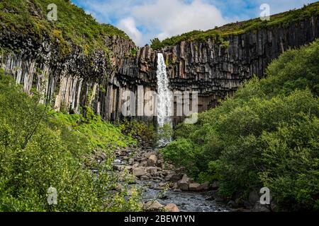 Hundafoss Wasserfall (auf dem Weg zum Svartfoss Wasserfall) im Skaftafell Nationalpark, Südisland Stockfoto