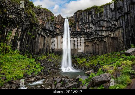 Hundafoss Wasserfall (auf dem Weg zum Svartfoss Wasserfall) im Skaftafell Nationalpark, Südisland Stockfoto