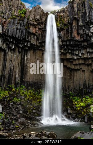 Hundafoss Wasserfall (auf dem Weg zum Svartfoss Wasserfall) im Skaftafell Nationalpark, Südisland Stockfoto