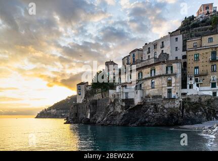 Das typische Dorf Minori mit Blick auf das Tyrrhenische Meer bei Sonnenuntergang, Amalfiküste, Kampanien, Italien Stockfoto