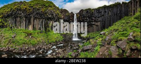 Hundafoss Wasserfall (auf dem Weg zum Svartfoss Wasserfall) im Skaftafell Nationalpark, Südisland Stockfoto