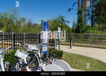 Kennesaw, GA / USA - 04/03/20: Park geschlossen Schild am Cobb County Park während obligatorischer Aufenthalt zu Hause Schutz im Ort der Bestellung für Covid-19 Corona VI übergeben Stockfoto