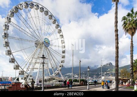 Riesenrad an der Promenade von Salerno (lungomare Trieste) während der Weihnachtszeit. Salerno, Kampanien, Italien, Dezember 2019 Stockfoto