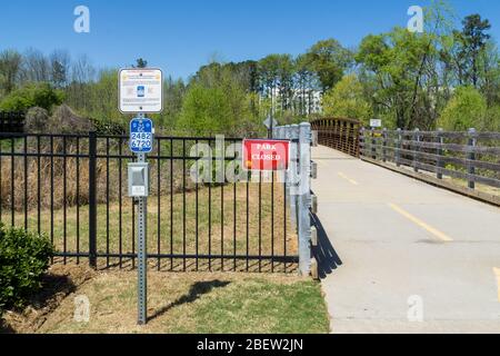 Kennesaw, GA / USA - 04/03/20: Park geschlossen Schild am Cobb County Park während obligatorischer Aufenthalt zu Hause Schutz im Ort der Bestellung für Covid-19 Corona VI übergeben Stockfoto