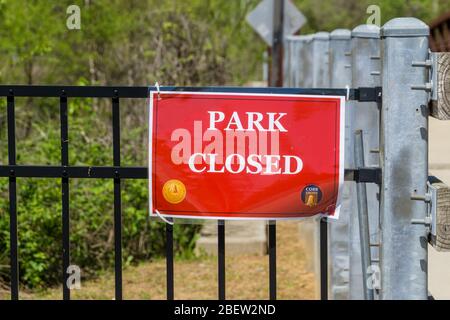 Kennesaw, GA / USA - 04/03/20: Park geschlossen Schild am Cobb County Park während obligatorischer Aufenthalt zu Hause Schutz im Ort der Bestellung für Covid-19 Corona VI übergeben Stockfoto