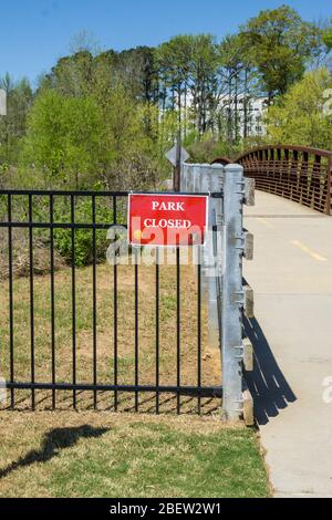 Kennesaw, GA / USA - 04/03/20: Park geschlossen Schild am Cobb County Park während obligatorischer Aufenthalt zu Hause Schutz im Ort der Bestellung für Covid-19 Corona VI übergeben Stockfoto