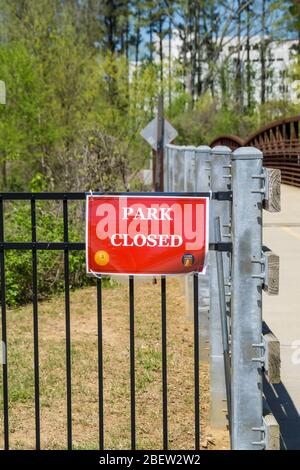 Kennesaw, GA / USA - 04/03/20: Park geschlossen Schild am Cobb County Park während obligatorischer Aufenthalt zu Hause Schutz im Ort der Bestellung für Covid-19 Corona VI übergeben Stockfoto