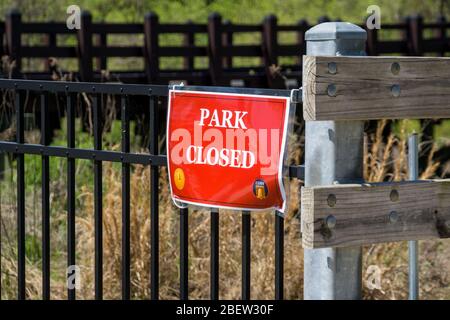 Kennesaw, GA / USA - 04/03/20: Park geschlossen Schild am Cobb County Park während obligatorischer Aufenthalt zu Hause Schutz im Ort der Bestellung für Covid-19 Corona VI übergeben Stockfoto