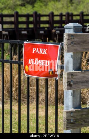 Kennesaw, GA / USA - 04/03/20: Park geschlossen Schild am Cobb County Park während obligatorischer Aufenthalt zu Hause Schutz im Ort der Bestellung für Covid-19 Corona VI übergeben Stockfoto