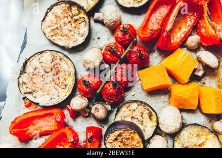 Einfaches gesundes Dinner mit Detox aus verschiedenen Gemüsesorten wie Aubergine, rotem Pfeffer, Kirschtomaten und Butternusskürbis Stockfoto