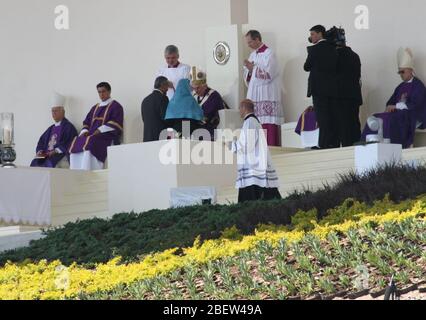 Papst Benedikt XVI. In Leon, Guanajuato, Mexiko, Joseph Aloisius Ratzinger, war der 265. Papst der Katholischen Kirche und der siebte Herrscher der Vatikanstadt und wurde am 19. April 2005 nach dem Tod von Johannes Paul II. Gewählt... Papa Benedicto XVI en Leon, Guanajuato,Mexiko, Joseph Aloisius Ratzinger, ha sido el 265. católica Papa de la Iglesia​ Resultó y séptimo soberano de la Ciudad del Vaticano. 19 elegido el 2005 de abril de   tras el fallecimiento de Juan Pablo II. Felipe Calderon, präsident mexikos, Margarita Zavala. Stockfoto