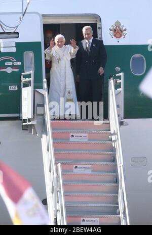 Papst Benedikt XVI. In Leon, Guanajuato, Mexiko, Joseph Aloisius Ratzinger, war der 265. Papst der Katholischen Kirche und der siebte Herrscher der Vatikanstadt und wurde am 19. April 2005 nach dem Tod von Johannes Paul II. Gewählt... Papa Benedicto XVI en Leon, Guanajuato,Mexiko, Joseph Aloisius Ratzinger, ha sido el 265. católica Papa de la Iglesia​ Resultó y séptimo soberano de la Ciudad del Vaticano. 19 elegido el 2005 de abril de   tras el fallecimiento de Juan Pablo II. Felipe Calderon, präsident mexikos, Margarita Zavala. Stockfoto