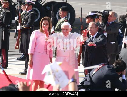 Papst Benedikt XVI. In Leon, Guanajuato, Mexiko, Joseph Aloisius Ratzinger, war der 265. Papst der Katholischen Kirche und der siebte Herrscher der Vatikanstadt und wurde am 19. April 2005 nach dem Tod von Johannes Paul II. Gewählt... Papa Benedicto XVI en Leon, Guanajuato,Mexiko, Joseph Aloisius Ratzinger, ha sido el 265. católica Papa de la Iglesia​ Resultó y séptimo soberano de la Ciudad del Vaticano. 19 elegido el 2005 de abril de   tras el fallecimiento de Juan Pablo II. Felipe Calderon, präsident mexikos, Margarita Zavala. Stockfoto