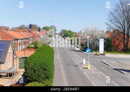 Eine fast leere Straße auf der A642 Wakefield Road in Shillington, während der Sperrung, die normalerweise sehr stark frequentiert ist. Stockfoto