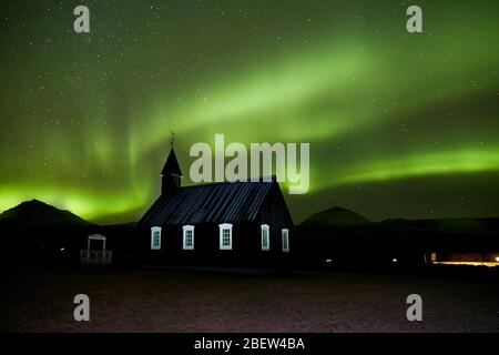 Budir, Island - Nov 27, 2019: Lange Belichtung während der Nordlichter über der Schwarzen Kirche von Budir, Island Stockfoto