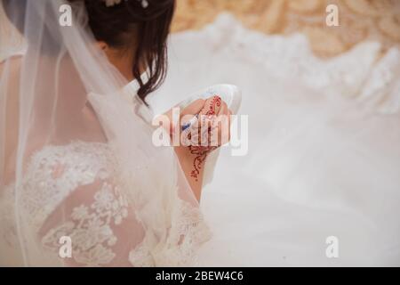 Braut schreibt unter Schuh Hochzeit Ritual Aberglauben. Hand einer Braut schriftlich Single Freunde Namen unter ihrem Schuh vor der Hochzeit. Braut schreibt ihr Stockfoto