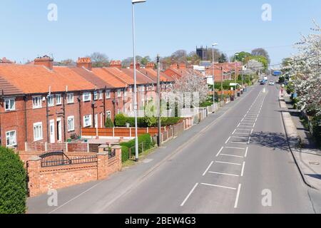 Eine fast leere Straße auf der A642 Wakefield Road in Shillington, während der Sperrung, die normalerweise sehr stark frequentiert ist. Stockfoto