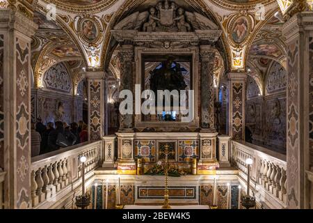 Die dekorierte Krypta der Kathedrale von Salerno (Duomo di Salerno), die die Reliquien des heiligen Matthäus, Kampanien, Italien beherbergt Stockfoto