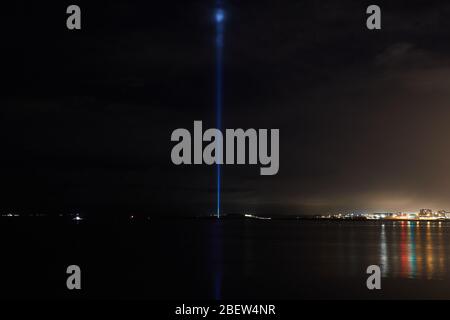 Reykjavik, Island - 28. Nov 2019: Der Imagine Peace Tower ist ein Denkmal für John Lennon von seiner Witwe Yoko Ono auf der Insel Viðey in Kollafjör Stockfoto