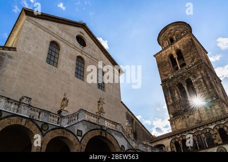 Weitwinkelansicht der Fassade und Turm Glocke der Kathedrale von Salerno, die Hauptkirche von Salerno und ein wichtiges touristisches Wahrzeichen, Kampanien, Italien Stockfoto