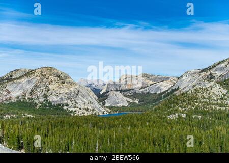 Alpine Lake Tenaya liegt am Horizont im Yosemite Valley, Kalifornien Stockfoto