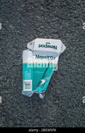 Kennesaw, GA / USA - 03/27/20: Leere und zerkleinerte Zigarettenpackung aus Newport auf dem Boden. Müllmüll wird von einem nicht umweltbezogenen Litterer weggeworfen Stockfoto
