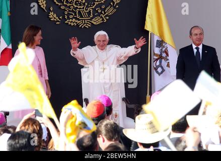 Papst Benedikt XVI. In Leon, Guanajuato, Mexiko, Joseph Aloisius Ratzinger, war der 265. Papst der Katholischen Kirche und der siebte Herrscher der Vatikanstadt und wurde am 19. April 2005 nach dem Tod von Johannes Paul II. Gewählt... Papa Benedicto XVI en Leon, Guanajuato,Mexiko, Joseph Aloisius Ratzinger, ha sido el 265. católica Papa de la Iglesia​ Resultó y séptimo soberano de la Ciudad del Vaticano. 19 elegido el 2005 de abril de   tras el fallecimiento de Juan Pablo II. Felipe Calderon, präsident mexikos, Margarita Zavala. Stockfoto