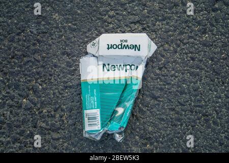 Kennesaw, GA / USA - 03/27/20: Leere und zerkleinerte Zigarettenpackung aus Newport auf dem Boden. Müllmüll wird von einem nicht umweltbezogenen Litterer weggeworfen Stockfoto