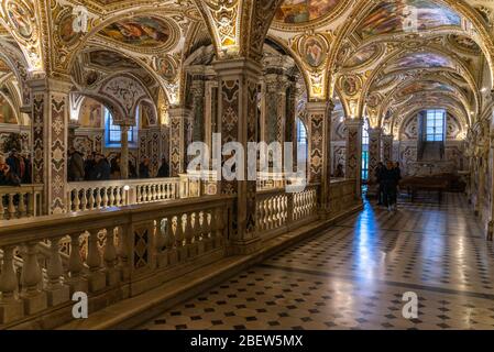 Die dekorierte Krypta der Kathedrale von Salerno (Duomo di Salerno), die die Reliquien des heiligen Matthäus, Kampanien, Italien beherbergt Stockfoto