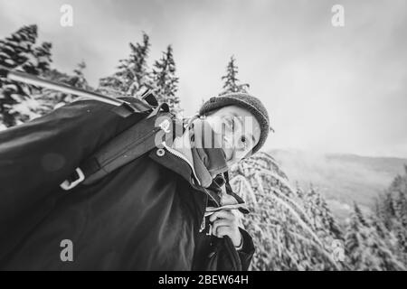 Low-Winkel-Ansicht Porträt der jungen Frau im Manning Park Schwarz-Weiß Stockfoto