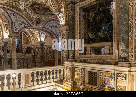 Die dekorierte Krypta der Kathedrale von Salerno (Duomo di Salerno), die die Reliquien des heiligen Matthäus, Kampanien, Italien beherbergt Stockfoto