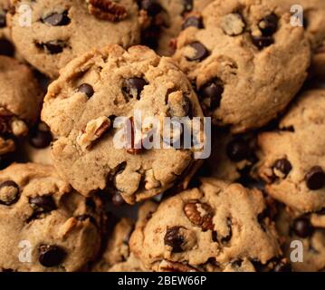 Nahaufnahme eines Stapels frisch gebackener Pecan Chocolate Chip Cookies. Stockfoto