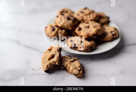 Nahaufnahme des Tellers der Chocolate Chip Cookies auf weißem Marmor Theke. Stockfoto