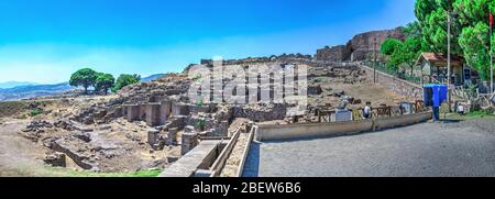 Pergamon, Türkei -07.22.2019. Der Hauptzugang zur antiken griechischen Stadt Pergamon in der Türkei an einem sonnigen Sommertag. Große Panoramaaussicht Stockfoto