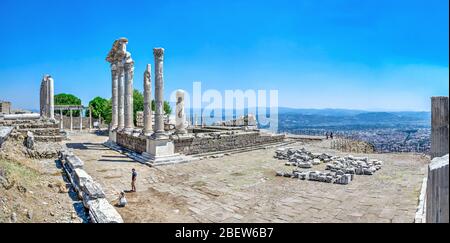 Pergamon, Türkei -07.22.2019. Ruinen des Tempels von Dionysos in der antiken griechischen Stadt Pergamon, Türkei. Große Panoramaaussicht Stockfoto