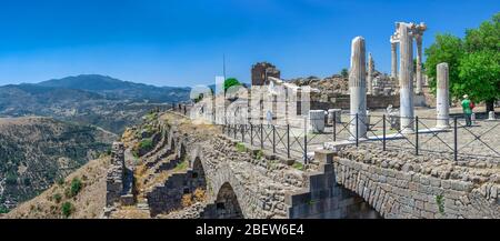 Pergamon, Türkei -07.22.2019. Agora in den Ruinen der antiken griechischen Stadt Pergamon in der Türkei. Großer Panoramablick an einem sonnigen Sommertag Stockfoto