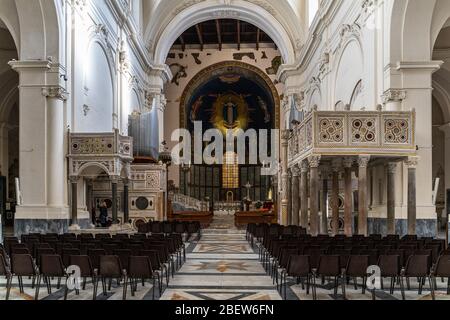 Das Innere der Kathedrale von Salerno (Duomo di Salerno) mit zwei verzierten Kanzeln, Kampanien, Italien Stockfoto