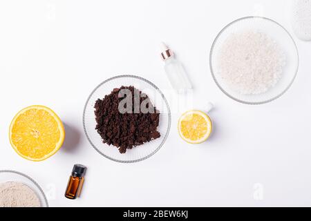 Flache Zusammensetzung natürliche Schönheitsprodukte für die Herstellung von hausgemachten Körperpeeling aus gemahlenem Kaffee, Ton, Meersalz und Zitrusfrüchten ätherischen Ölen. Stockfoto
