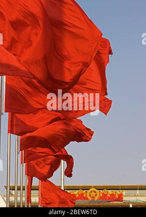 Rote Fahnen auf dem Platz des Himmlischen Friedens in Peking Stockfoto