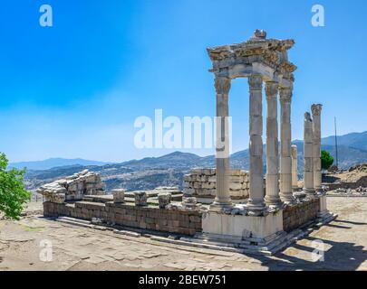 Ruinen des Tempels von Dionysos in der antiken griechischen Stadt Pergamon, Türkei. Großer Panoramablick an einem sonnigen Sommertag Stockfoto