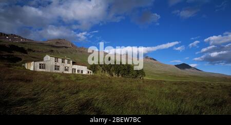 Verlassene Krankenhaus in den entlegenen Ostfjorden Islands Stockfoto