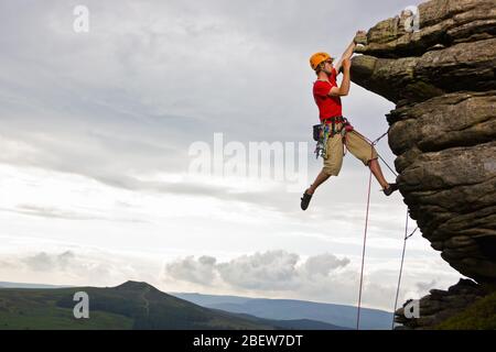 Felskletterer auf der Klippe im Peak District in England Stockfoto