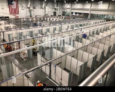 Hunderte von Krankenhausbetten decken den Boden einer Federal Medical Station COVID-19, einer Pandemie-Einrichtung für Coronavirus, ab, die am 14. April 2020 in Novi, Michigan, im Suburban Collection Showcase eingerichtet wurde. Stockfoto