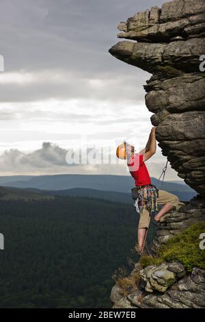 Felskletterer auf der Klippe im Peak District in England Stockfoto