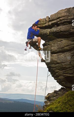 Felskletterer auf der Klippe im Peak District in England Stockfoto